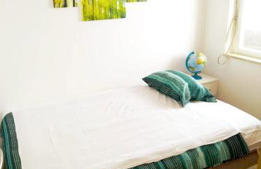 Pomalo Retreat, Your Calm Escape Near the City, Sunlit Terrace, Space & Comfort and Parking - Foto 6