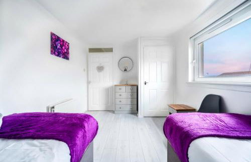 Balloch House -Spacious 3 bed house with on street parking - Photo 14