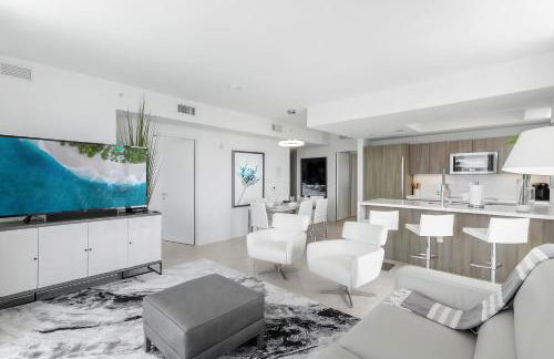 Tiffany Hazel - Rooftop Pool, Gym, & Walk to Beach - Foto 6