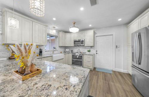 Stunning Gem Home w Heated Salt Pool & Game Room - Foto 24