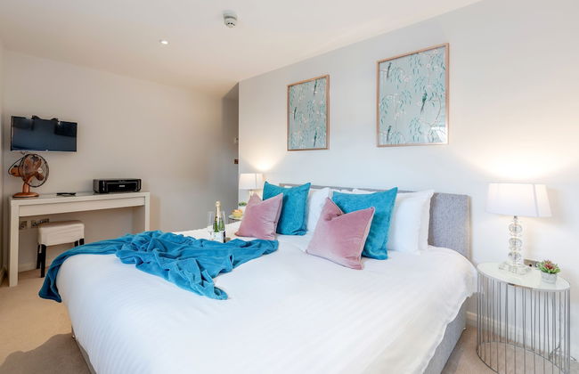 Spacious Apartment In The Heart Of Windsor - Photo 4