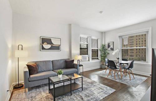 Sleek & Functional 2-Bedroom Apt - Hyde Park 405 - Photo 1