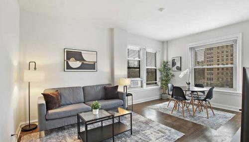 Sleek & Functional 2-Bedroom Apt - Hyde Park 405 - Photo 1