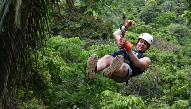 Descendo pela tirolesa