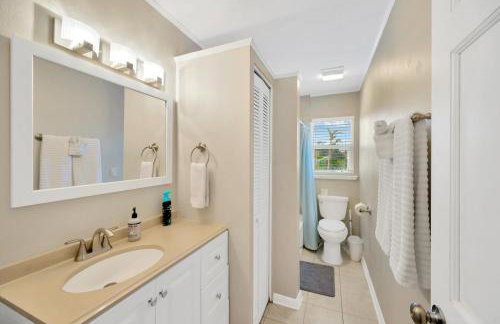 Home ON Key with pool, hot tub, putting green, arcade games, bike & mins to beach! - Foto 26