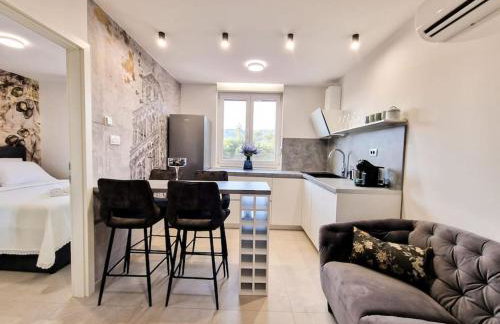 MonLux studio- FREE Public Parking- Easy & Straight Walk to the Center - Photo 19