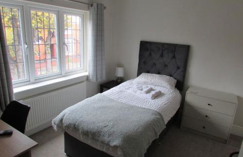 Large 4 bed detached house with parking - Foto 68