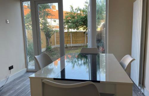 Modern 4-bedroom entire house with Garden - Foto 21