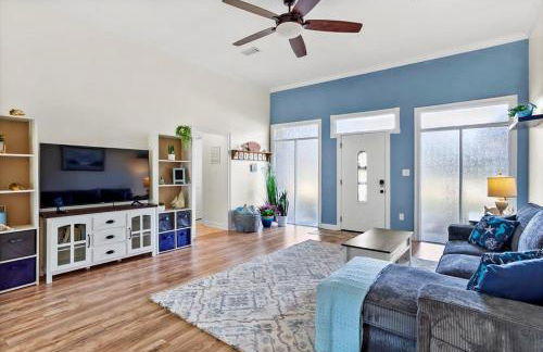 Endless Summer Retreat with Private Pool near Beach - Foto 13