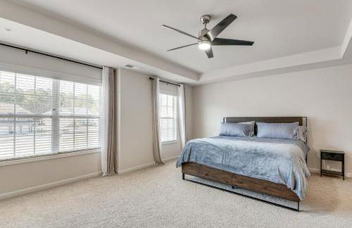Near ATL! Spacious Townhome with Patio and WFH Setup - Foto 14