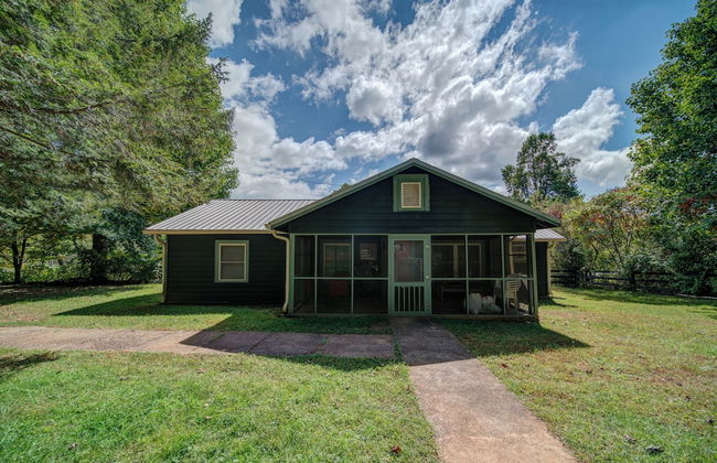 Moonshiner's Cabin Minutes From Two Wheels! - Foto 1