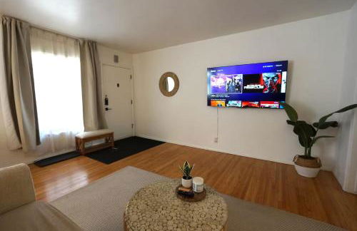 Boho 1-Bedroom BEACH Condo with Mid Size Parking, AC & Laundry - Walk 10min to BEACH! - Foto 16