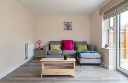 Spacious Milton Keynes Townhouse 2 Designated Parking Spaces Near Centre MK, MK Bowl, Universal Studios & Transport Links Ideal for Families & Contractors - Foto 5