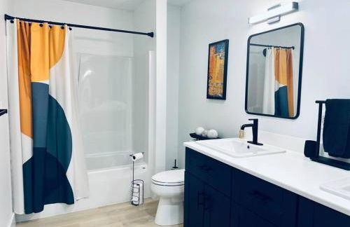 Luxe Modern Lakefront Oasis - Hot Tub, Sunset Views, Pet & Family Friendly! Close to UMF! - Foto 46