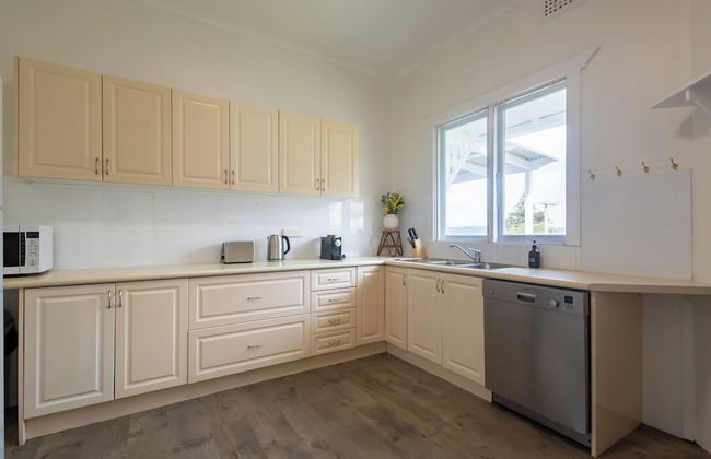 Bay Vista Cottage by the BnB Collection - Photo 13