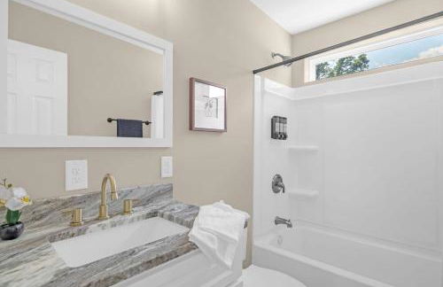 3BR Elam Retreat • Work & Rest - Photo 15