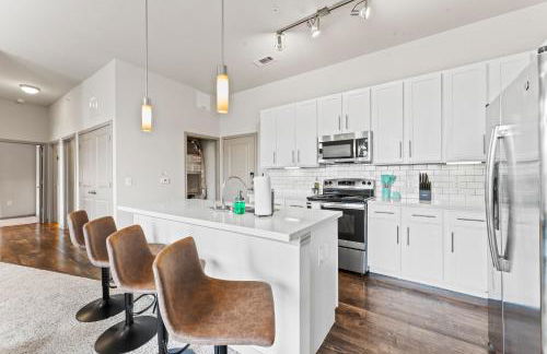 Spacious 2BR King Bed Suites Close to Downtown and Airport - Foto 11