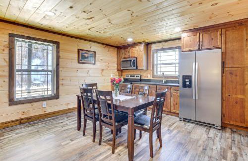 Pet-Friendly Yard! Nature Escape in Forest City - Foto 10