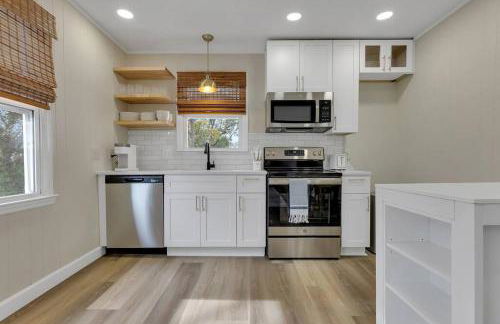 Coastal 3BD Bungalow One Block from Scenic Walkway - Foto 25