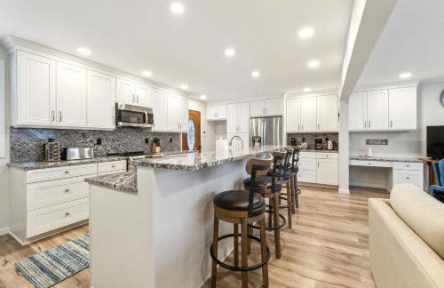 Beautiful Torch Lake House with Beach Access home - Foto 30