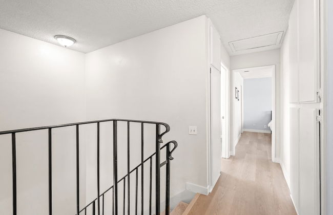 Spacious Family Retreat w Garden Modern Comfort - Photo 39