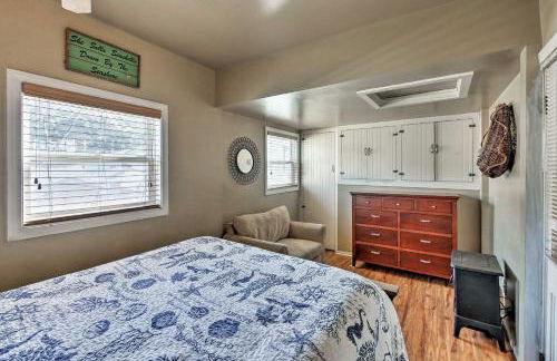 Tropical Island Escape with Deck, Walk to Avalon Bay - Foto 11