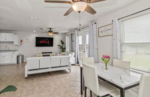 8 Mins to SPI Beach Spacious 3BR with Backyard - Foto 5