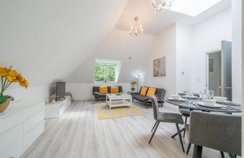 New! Modern Elegant 2-Bed Apartment, free parking - Photo 26