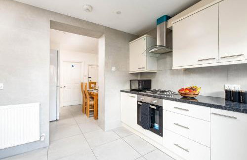 NEW Groups & Contractor Stays-5Bed-2Bath-Parking-By FabAccommodation - Foto 10