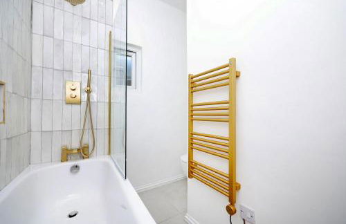 Newly refurbished 2 br apartment with a beautiful garden - Foto 44