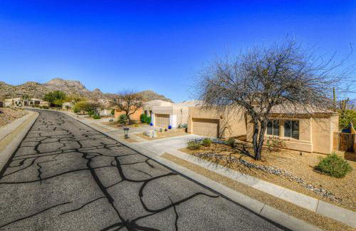 Remodeled modern beauty backs to open desert with mountain views & home theatre - Foto 27