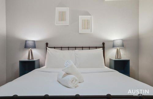 Chic Poolside Homebase Steps from South Congress - Foto 21