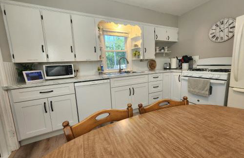 Cozy Neutral Farmhouse, Coffee provided, Relaxation optional - Foto 6