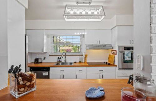 Walk to Beach Indoor-Outdoor Living w Pool - Photo 18