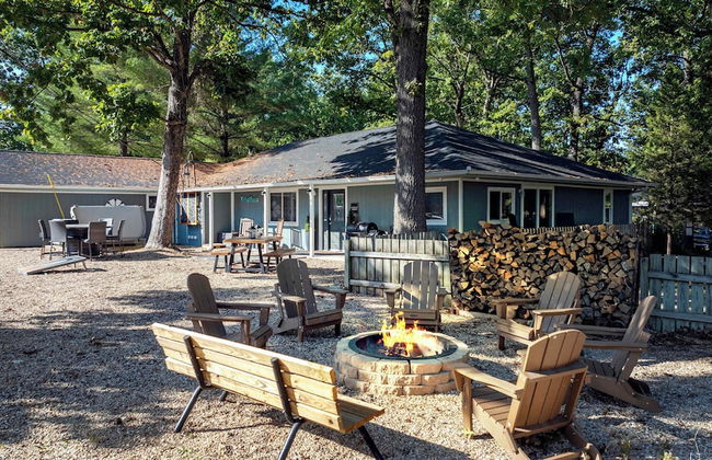 White Oak Landing Spacious 6 BDR w/ Boat Slip! - Photo 1