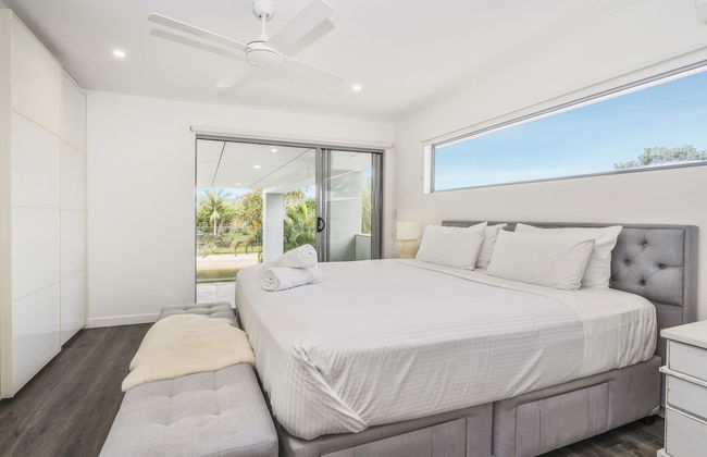 Essence House - 4 Bedroom Holiday Home - Photo 4