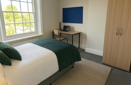 Bright 2-Bed Top Floor Flat, Full Kitchen, Parking - Foto 8