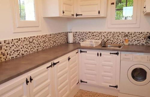 Fabulous refurbished apartment above private villa - Foto 14