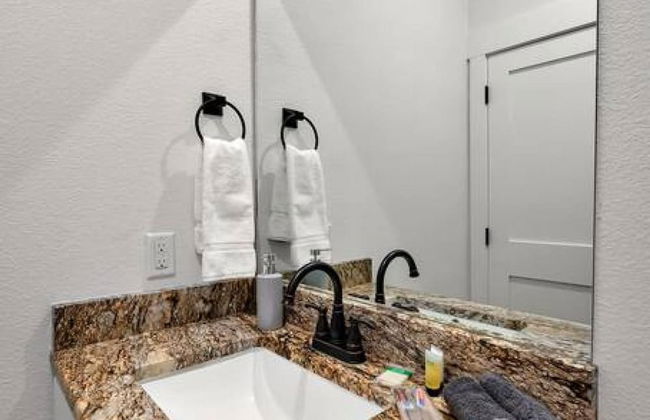 New Luxury Texas Farmhouse - Photo 14