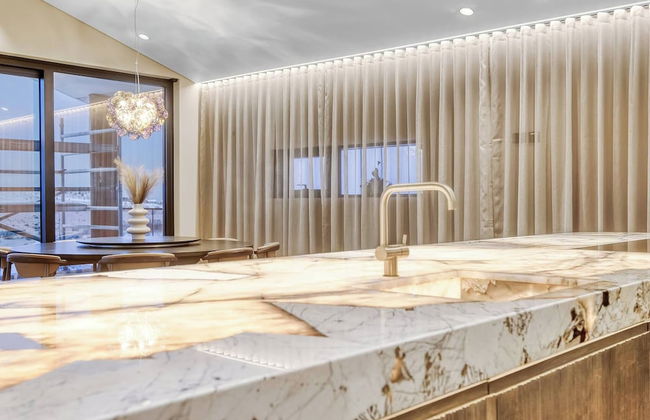 Glamorous & Stylish Getaway - Photo 2