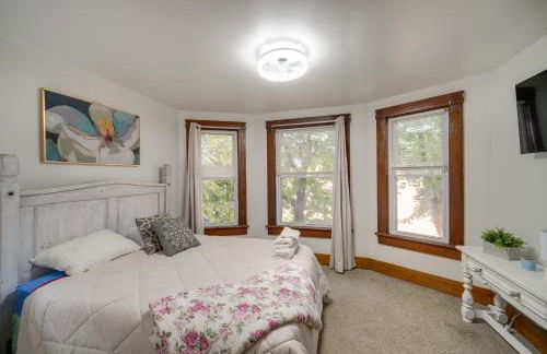 Central Akron Stay! Large Victorian Home with Yard - Foto 16