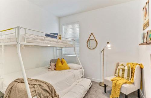 Modern 4BR Home Rooftop Patio Mountain Views - Foto 29