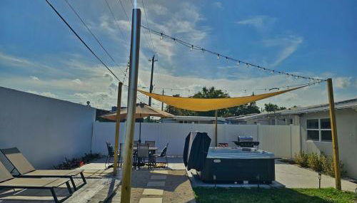 The Ruby - Hot Tub - King beds - Close to LMC - Foto 5, sunbed