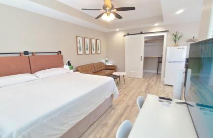 Paradise Park Newly built studio with king bed - Photo 2