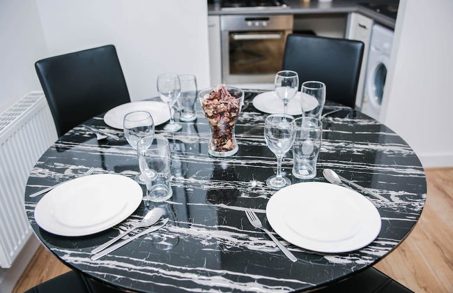 Riverside 2 Bed Apartment - Foto 13