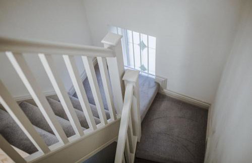 Sleeps 6 4 bedrooms 2 minute walk to the Square Hosted Happy Valley Cast - Photo 43