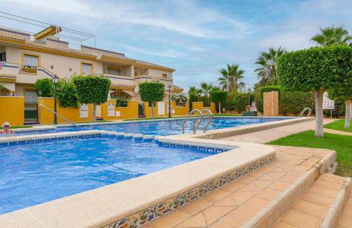Beautiful 3 Bed Townhouse with landscaped communal pool area - Foto 9