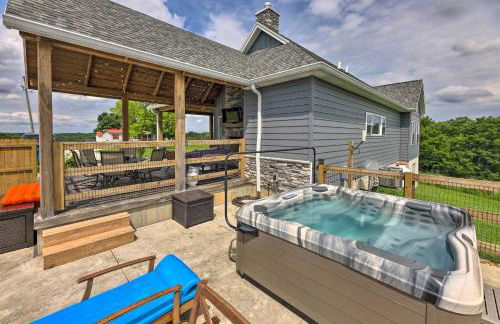 Chic Williamstown Retreat with Pool and Hot Tub! - Foto 37