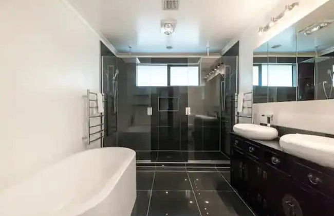 North Shore Mansion With 20M Pool - Photo 6