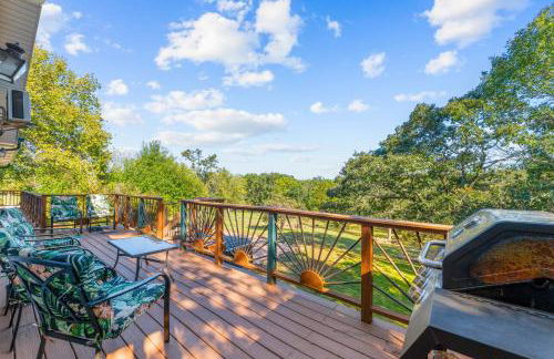 Lakefront Retreat with Deck, Movie Room and Yard - Foto 1